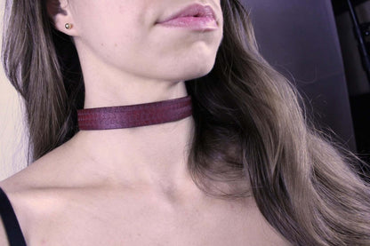 Red Bdsm Collar Patterned - Handmade BDSM Choker for Day Wear - Happytoys Sexshop: online sex shop for Feeling Happy & Easy 😊 - Discreet geleverd