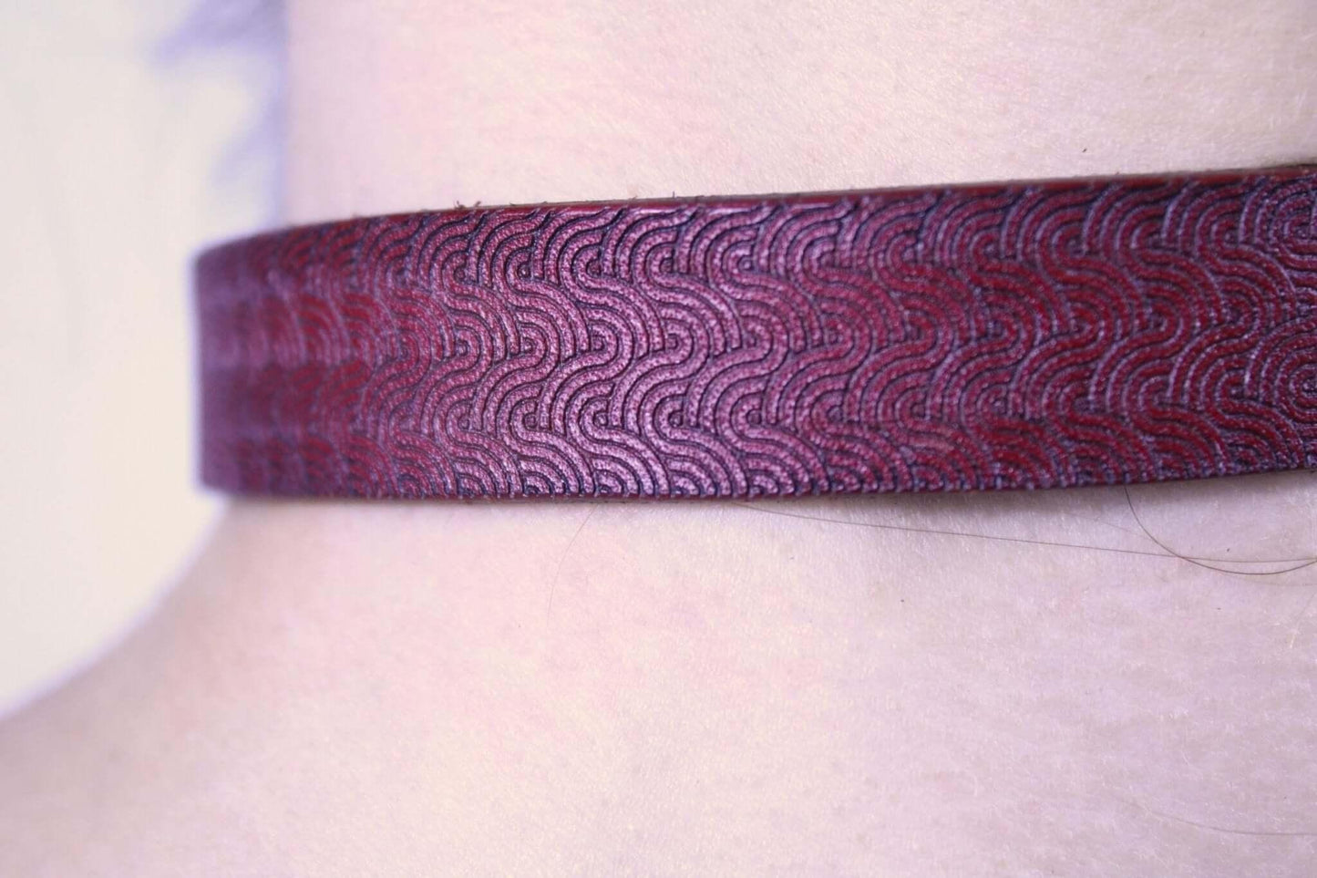 Red Bdsm Collar Patterned - Handmade BDSM Choker for Day Wear - Happytoys Sexshop: online sex shop for Feeling Happy & Easy 😊 - Discreet geleverd