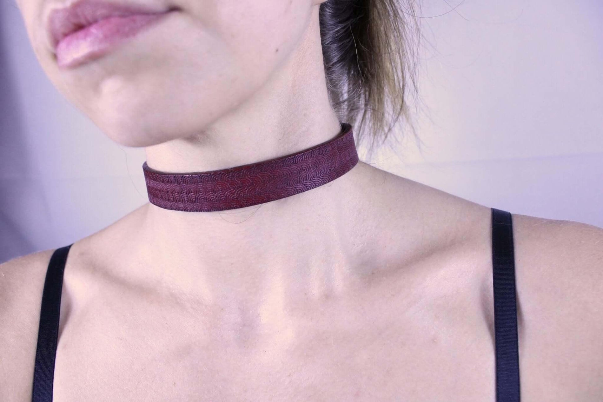 Red Bdsm Collar Patterned - Handmade BDSM Choker for Day Wear - Happytoys Sexshop: online sex shop for Feeling Happy & Easy 😊 - Discreet geleverd