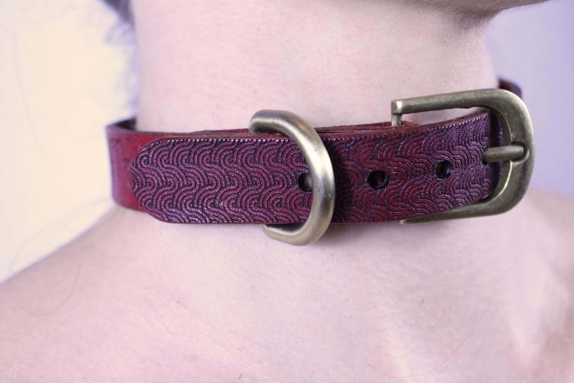 Red Bdsm Collar Patterned - Handmade BDSM Choker for Day Wear - Happytoys Sexshop: online sex shop for Feeling Happy & Easy 😊 - Discreet geleverd