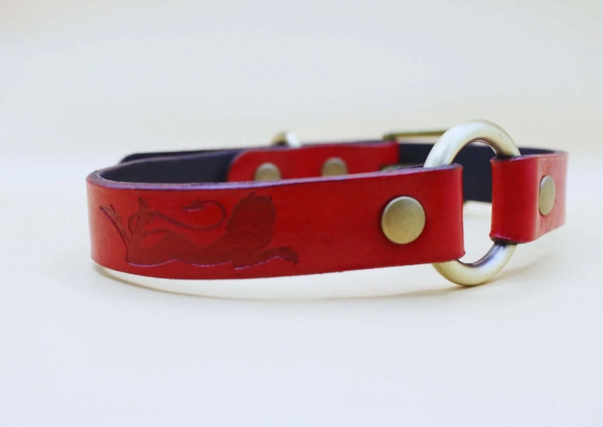 Red Leather BDSM Day Collar Elegant BDSM Day Collar for Submissives - Happytoys Sexshop: online sex shop for Feeling Happy & Easy 😊 - Discreet geleverd