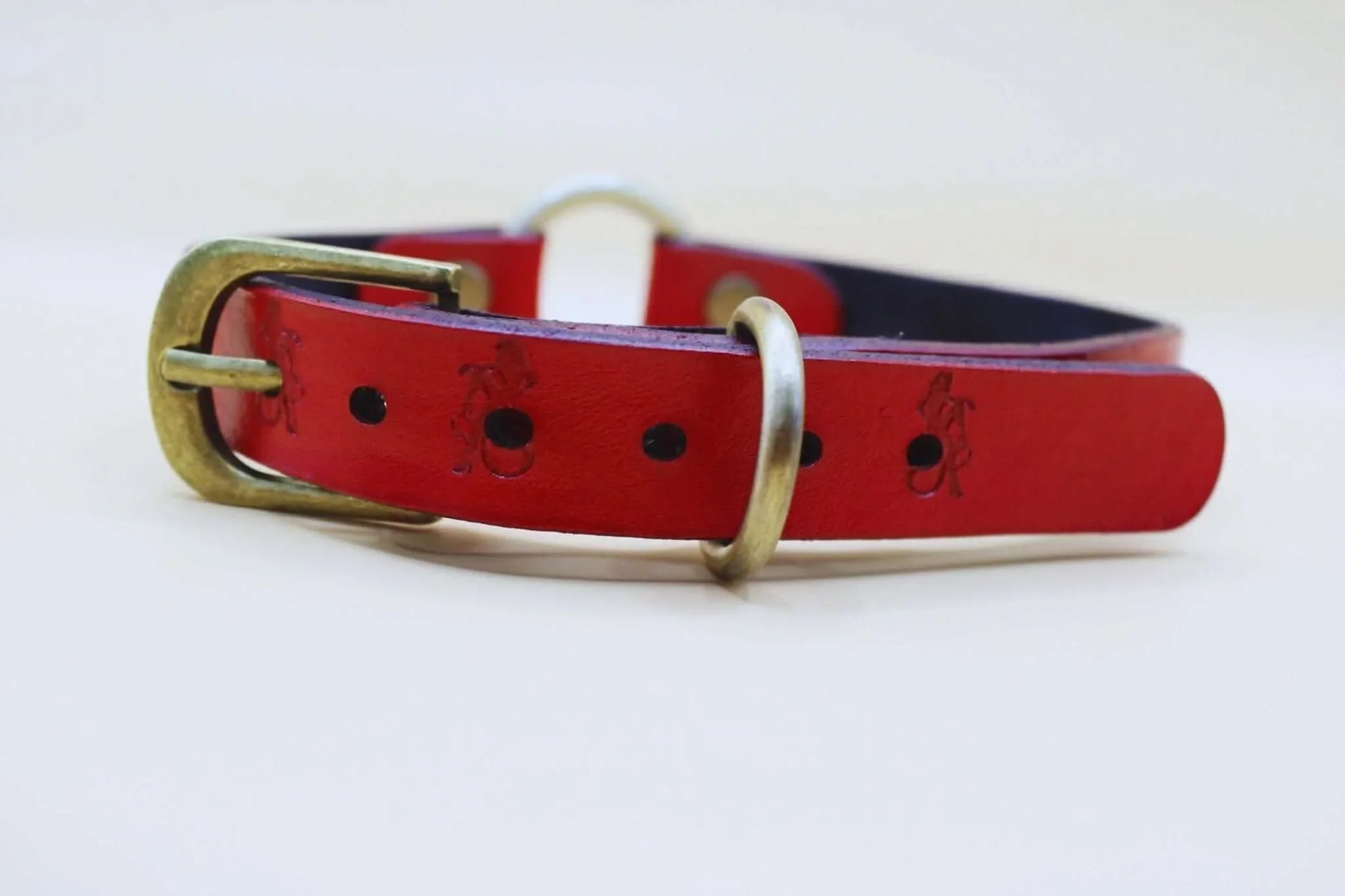 Red Leather BDSM Day Collar Elegant BDSM Day Collar for Submissives - Happytoys Sexshop: online sex shop for Feeling Happy & Easy 😊 - Discreet geleverd