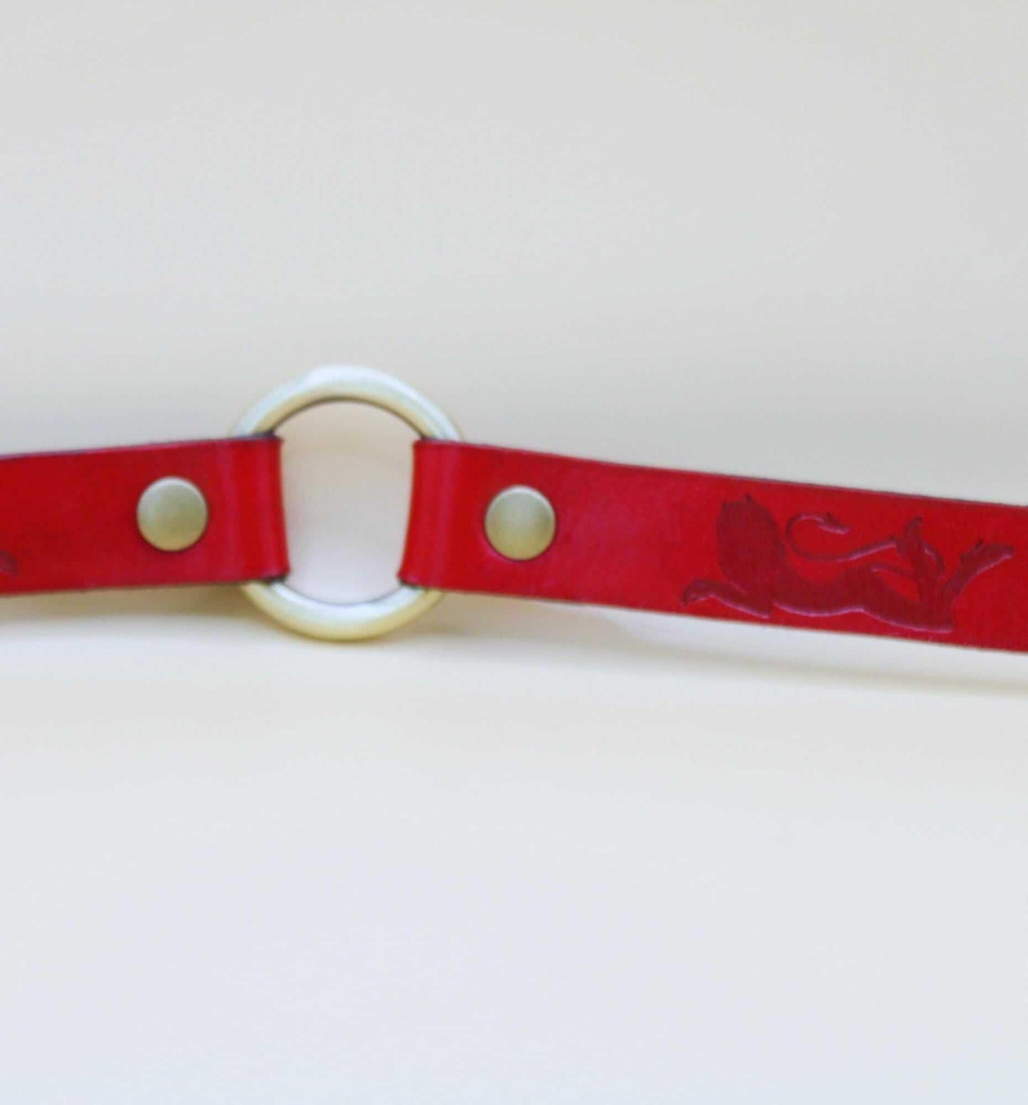 Red Leather BDSM Day Collar Elegant BDSM Day Collar for Submissives - Happytoys Sexshop: online sex shop for Feeling Happy & Easy 😊 - Discreet geleverd