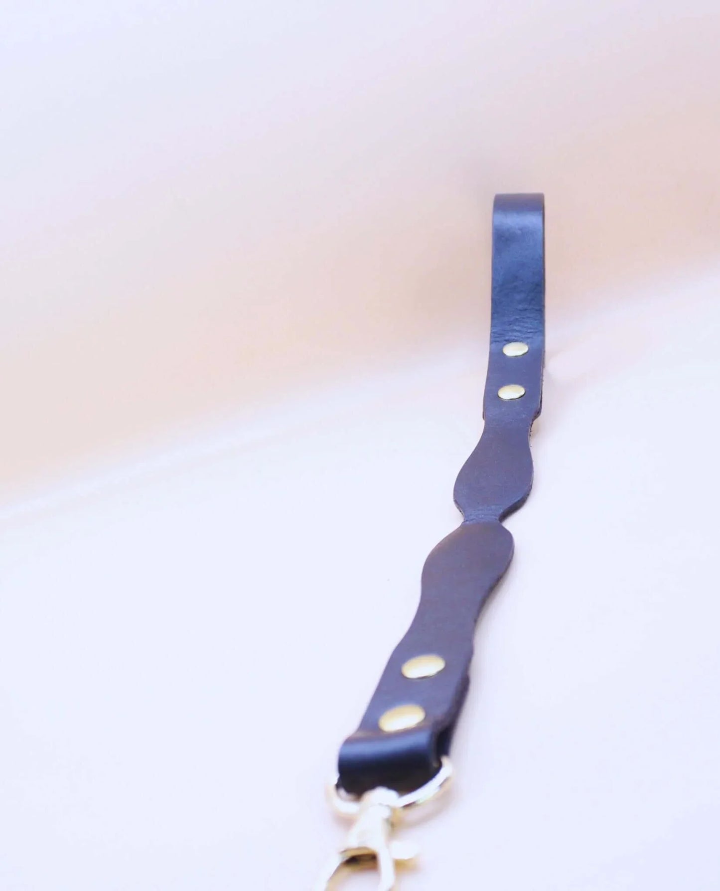 BDSM Leash Custom Daddy Leather Leash with Premium Grip - 40CM - Happytoys Sexshop: online sex shop for Feeling Happy & Easy 😊 - Discreet geleverd